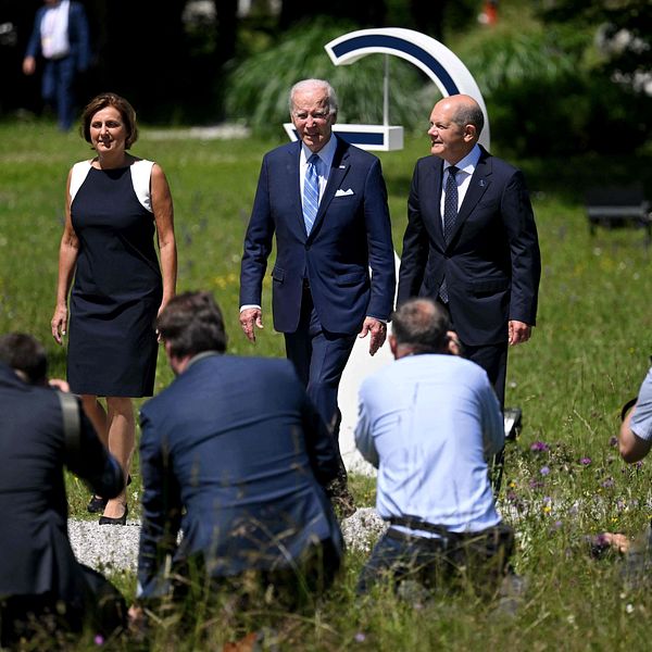 Tysklands förbudskansler Olaf Scholz, hustrun Britta Ernst och USA:s president Joe Biden ställer upp för gruppfoto vid slottet i Elmau där världens sju rikaste nationer möts.