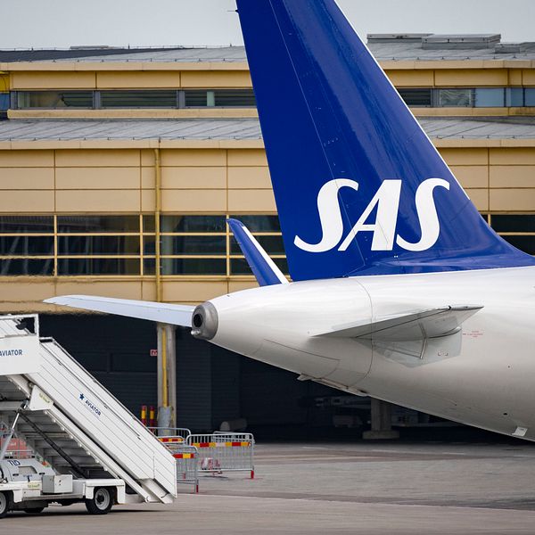 En av SAS Airbus 320 Neo flygplan står vid gaten på Malmö Airport.
