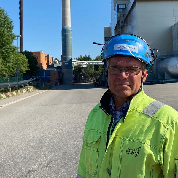 Bjarne Öberg, produktionschef för Sundsvall Energi, står vid den tänkta byggplatsen.