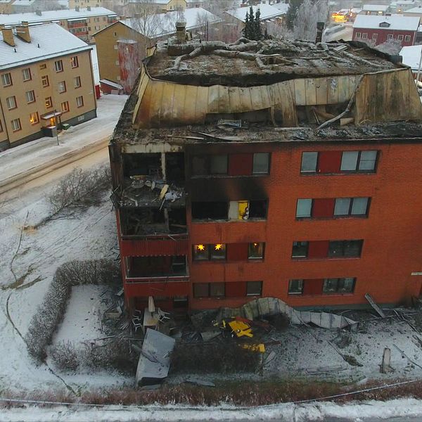 Drönarbild över hyreshuset som brann i Ånge