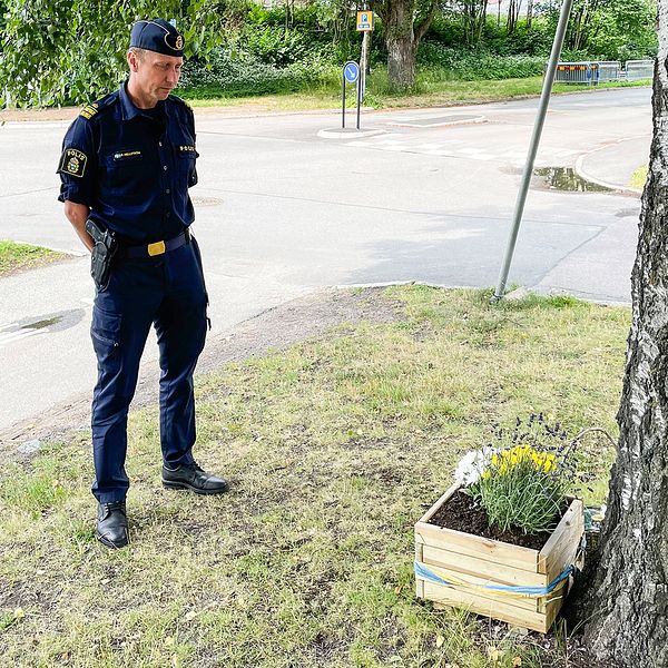 Polischefen Per Hellström står framför minnesplatsen där en polisen Andreas Danman sköts till döds förra året.