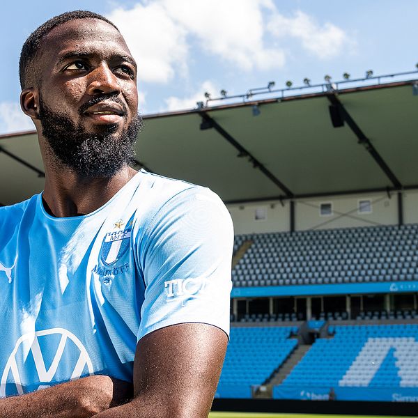 Mahamé Siby under en fotografering med Malmö FF.