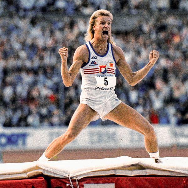 Höjdhopparen Patrik Sjöberg jublar efter att ha satt nytt världsrekord i höjdhopp på 2,42 meter vid DN-galan på Stockholms Stadion 1987.