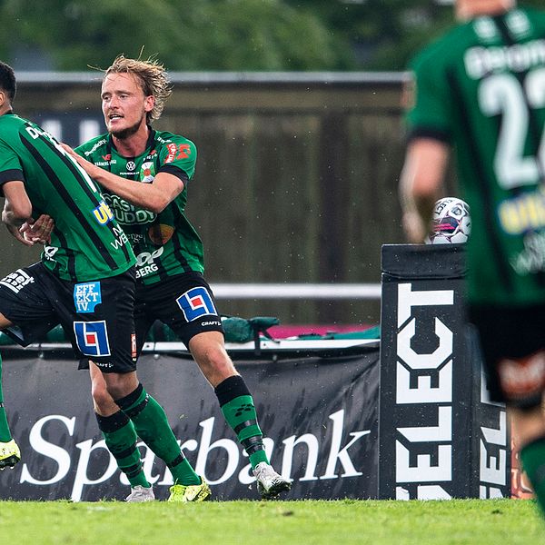 Varbergs Eliton Pardinho Toreta Junior jublar med Joel Sundström efter 3-0.