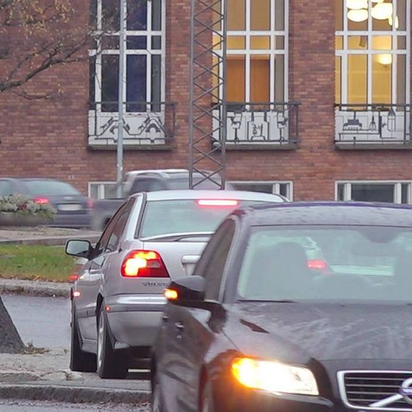 Bilar vid rondellen utanför Stora kyrkan Östersund