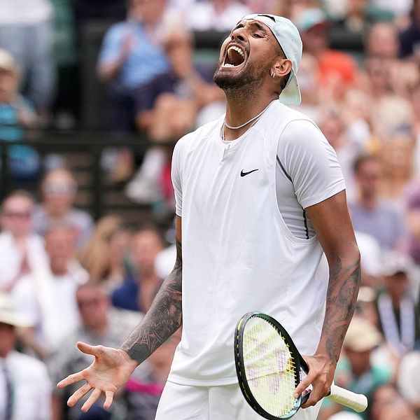 Nick Kyrgios firar efter att ha nått kvartsfinal i Wimbledon för första gången på åtta år.