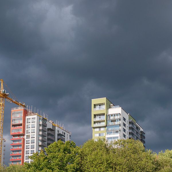 Mörka moln drar in över nybyggda bostadsrätter i Solna.