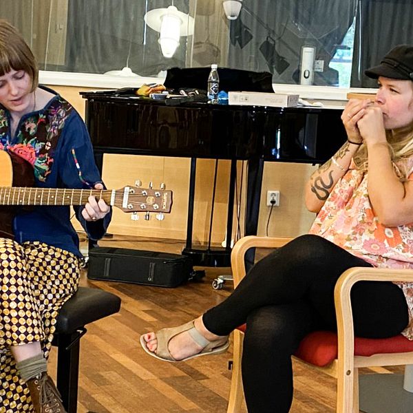 Sonia Hedenstrand och Lisa Lystam jamar tillsammans under bluesskolan.