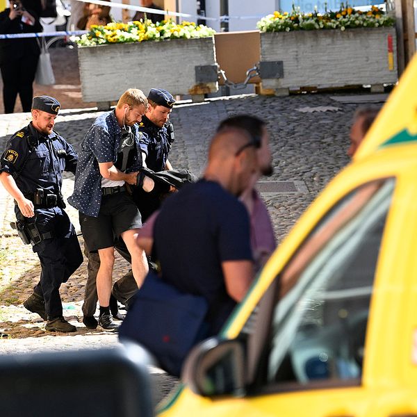 Polisen griper en misstänkt man direkt efter knivdådet i Visby.