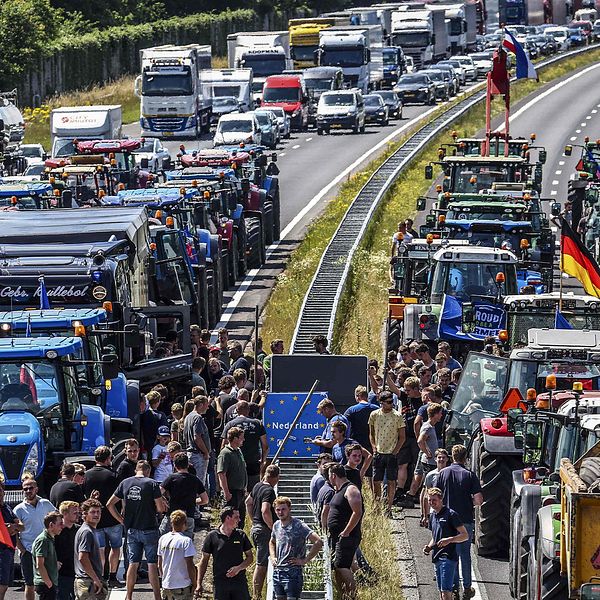 Bilkö och traktorblockad på en motoväg i Nederländerna.