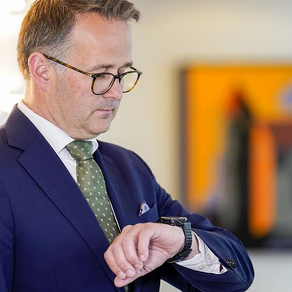 Den norska riksförhandlaren Mats Ruland kollar på sin klocka (arkivbild).