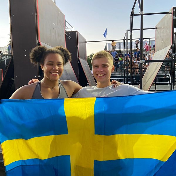 Miranda Tibbling och Elis Torhall håller upp den svenska flaggan.