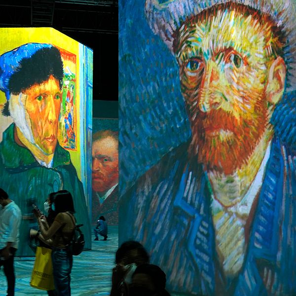 En virtuell utställning av Vincent Van Gogh-målningar visar ett länge känt självporträtt till höger i bild. Arkivbild.