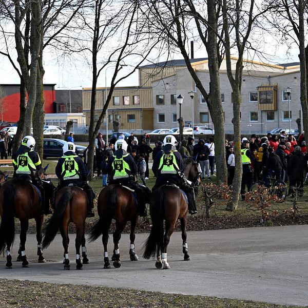 Polisinsats under en manifestation i bostadsområdet Koppargården i Landskrona den 3:e april.