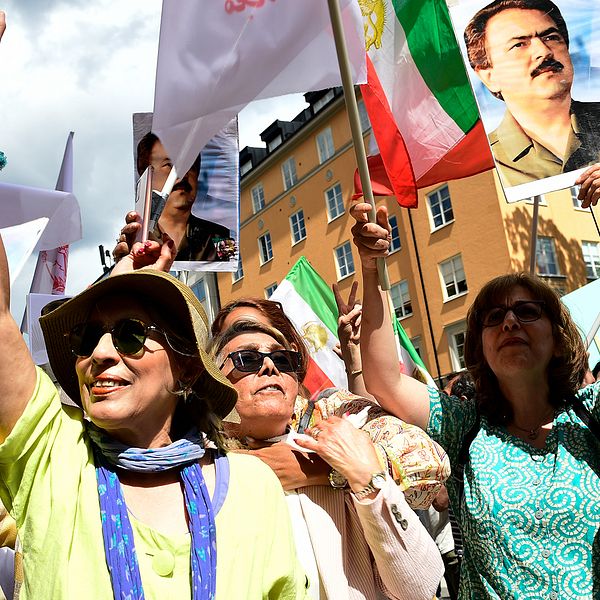 Människor samlades utanför tingsrätten i Stockholm under torsdagen för att höra vad domen blev mot Hamid Noury.