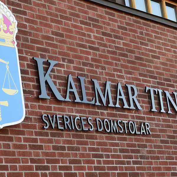 Kalmar tingsrätt-skylt mot en tegelvägg.