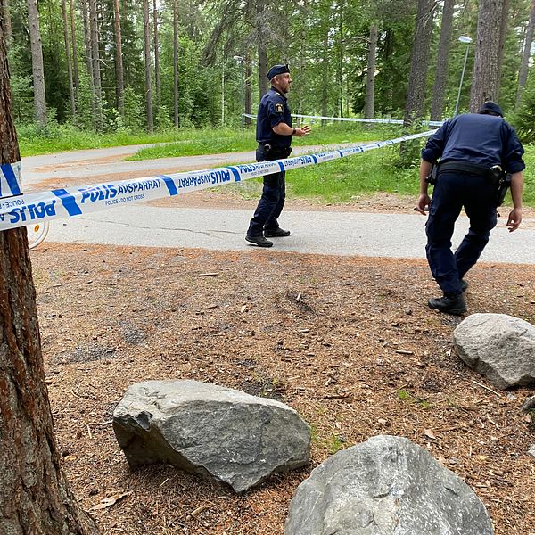 Två poliser undersöker brottsplatsen i Skellefteåstadsdelen Morö Backe efter våldsdådet där en pojke är misstänkt för mordförsök och grov våldtäkt mot barn, mot en nioårig flicka.