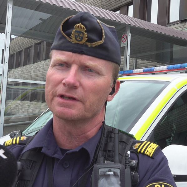 Polis framför polisbil i Lycksele. Intervjuad av SVT Västerbotten.