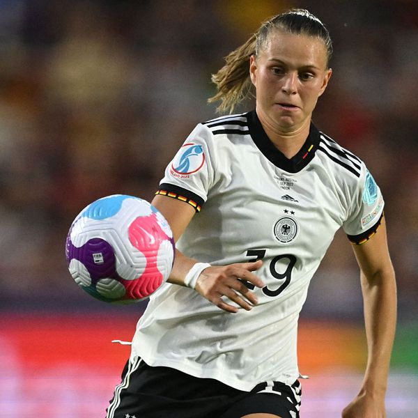 Tyska anfallsstjärnan Klara Bühl, 21, missar semifinalen mot Frankrike.
