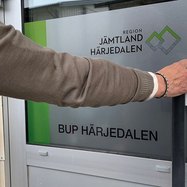 En man öppnar en dörr med skylten ”Bup Härjedalen”