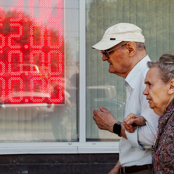 Ett äldre par går förbi ett växelkontor i Moskva tidigare i år.