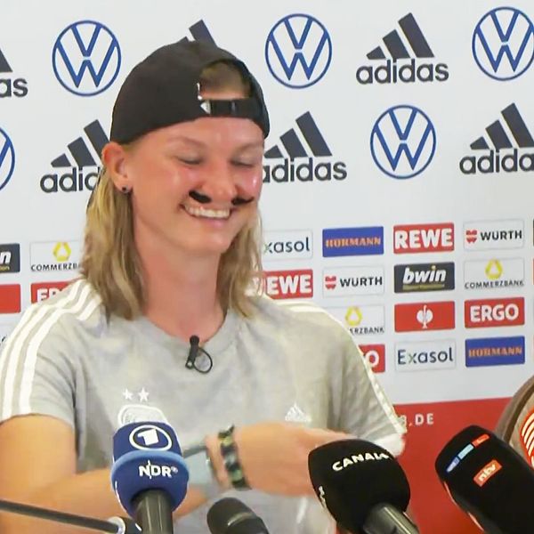Tyska stjärnans oväntade skämt – dök upp på presskonferens i mustasch