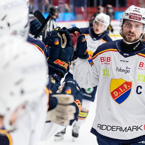 Jacob Josefson avslutar ishockeykarriären.