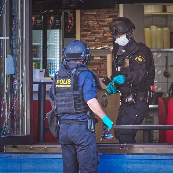 Bombgrupp från polisen genomsöker snabbmatsrestaurangen som exploderat i Gävle.
