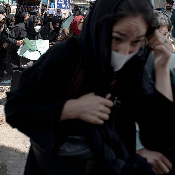 Kvinnliga demonstranter flyr från beväpnade talibaner under en demonstration för kvinnors rättigheter tidigare i år.