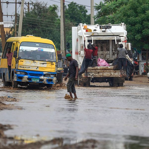 En översvämmad väg i Sudans huvudstad Khartoum efter kraftigt regn.