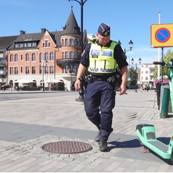 Björn Thunblad går runt en grön elsparkcykel som står parkerad på en gångbana vid Eskilstunaån.