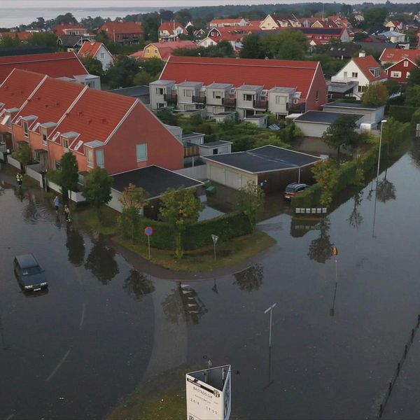 vattendränkta gator i Båstad, radhus och villor