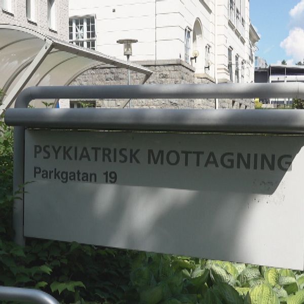 En skylt där det står psykiatrisk mottagning, vid mottagningen i Falun.