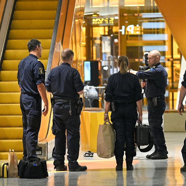 Poliser stående inne på Emporia efter dödsskjutningen.