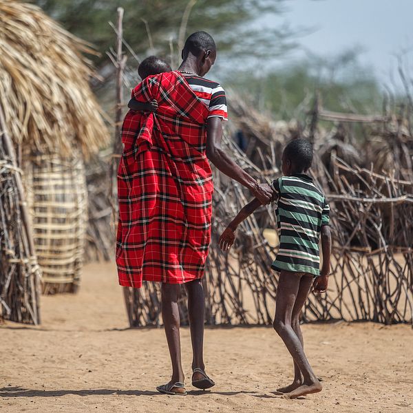 En pappa hjälper sin undernärda son att gå. Bilden är tagen i Kenya där torka, vattenbrist och undernäring har blivit en dödlig kombination för många barn. Nu varnar Unicef att undernäring och vattenbrist riskerar miljoner barns liv på Afrikas horn.