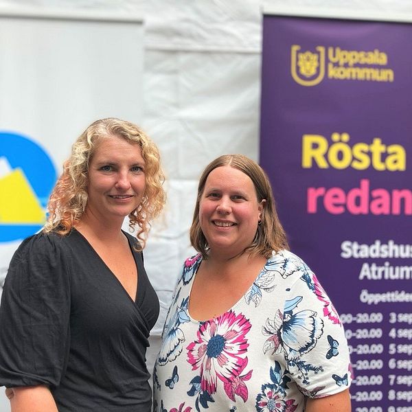 Sofie Blomgren och Sofie Dahlström framför skyltar om förtidsröstning
