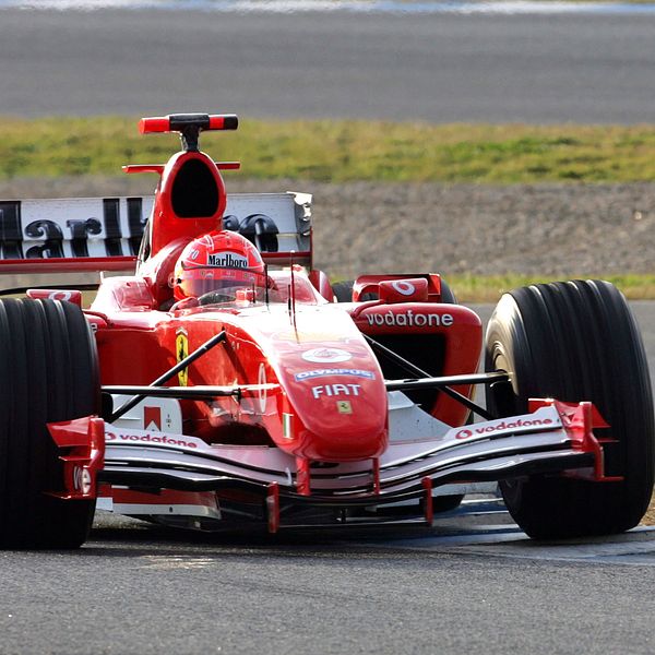 Michael Schumacher bakom ratten på en annan Ferrari 2005.