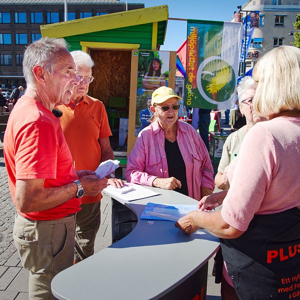 Partiet Plus55 valkampanjar på Rådhustorget i Gävle.