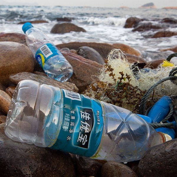 Kina är en av de länder som enligt ny forskning står för mest plast som förorenar världshaven. Kinesiska plastflaskor och fiskenät.