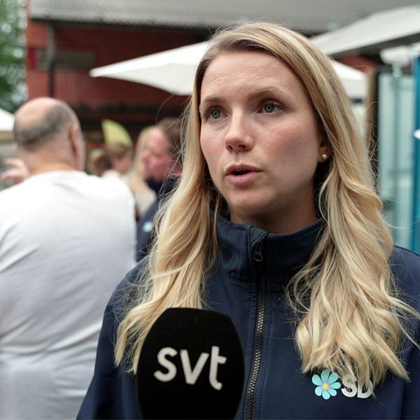 Beatrice Timgren utanför SD:s valstuga på Ekerö.