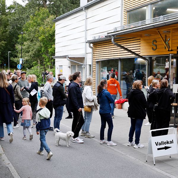 Äänestäjät jonottavat vaalihuoneistoon Skuruhallenin ulkopuolella Nackassa Tukholman liepeillä.