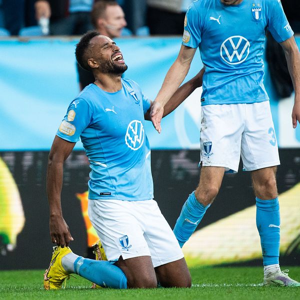 Malmö FFs Isaac Kiese Thelin och Patriot Sejdiu jublar efter 2-1 under fotbollsmatchen i Allsvenskan mellan Malmö FF och IFK Norrköping