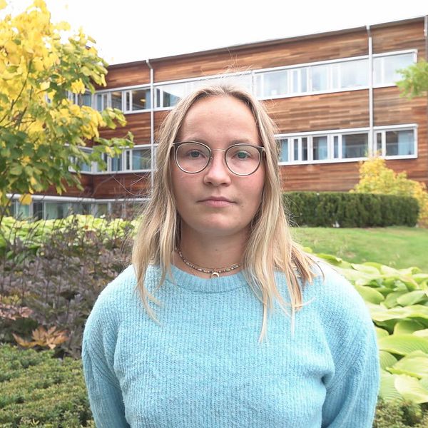 Studenten Andrea Kollberg står vid Sveriges lantbruksuniversitet.