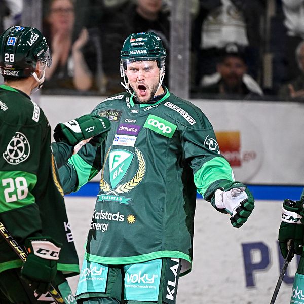 Färjestads Theodor Lennström jublar efter att ha gjort 3-1 under lördagens ishocheymatch i SHL mellan Färjestad BK och Leksands IF i Löfbergs Arena.