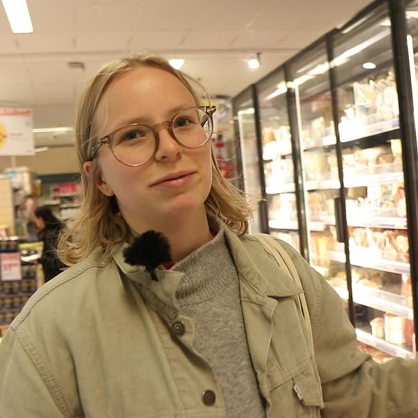 Elisa Agnevall står inne i en matbutik.