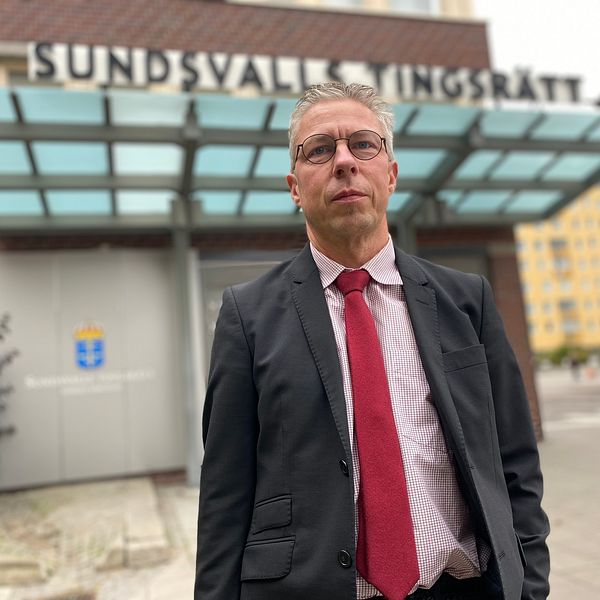 Jens Göransson, åklagare, står utanför Sundsvalls tingsrätt.