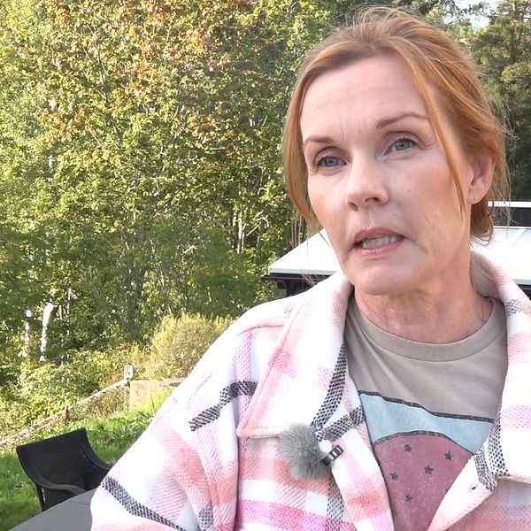 Pia Johansson står utomhus och tittar in i kameran.