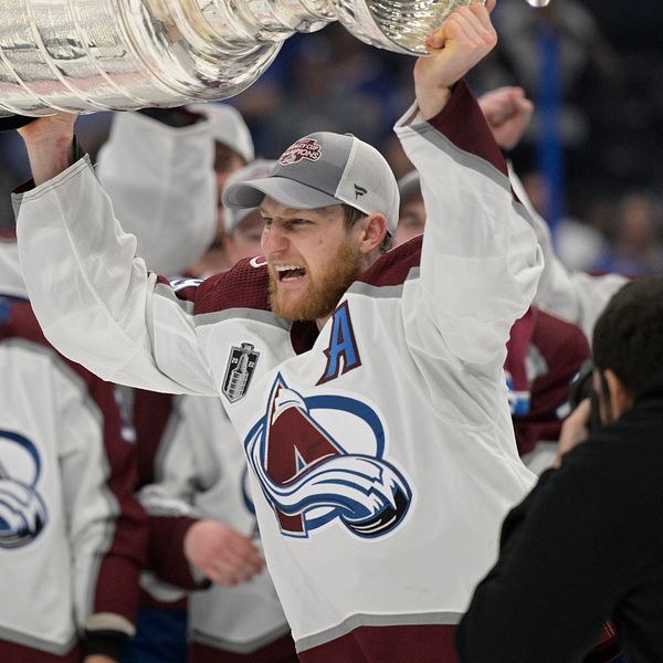 Nathan MacKinnon skriver monsterkontrakt.