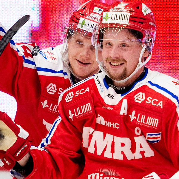Timrås Jonathan Dahlén jublar efter 2-1 under ishockeymatchen i SHL mellan Timrå och Linköping den 22 september 2022 i Timrå.