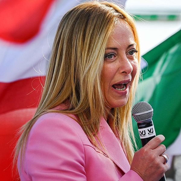 Italiens bröders partiledare Giorgia Meloni håller tal i Naples inför söndagens val.